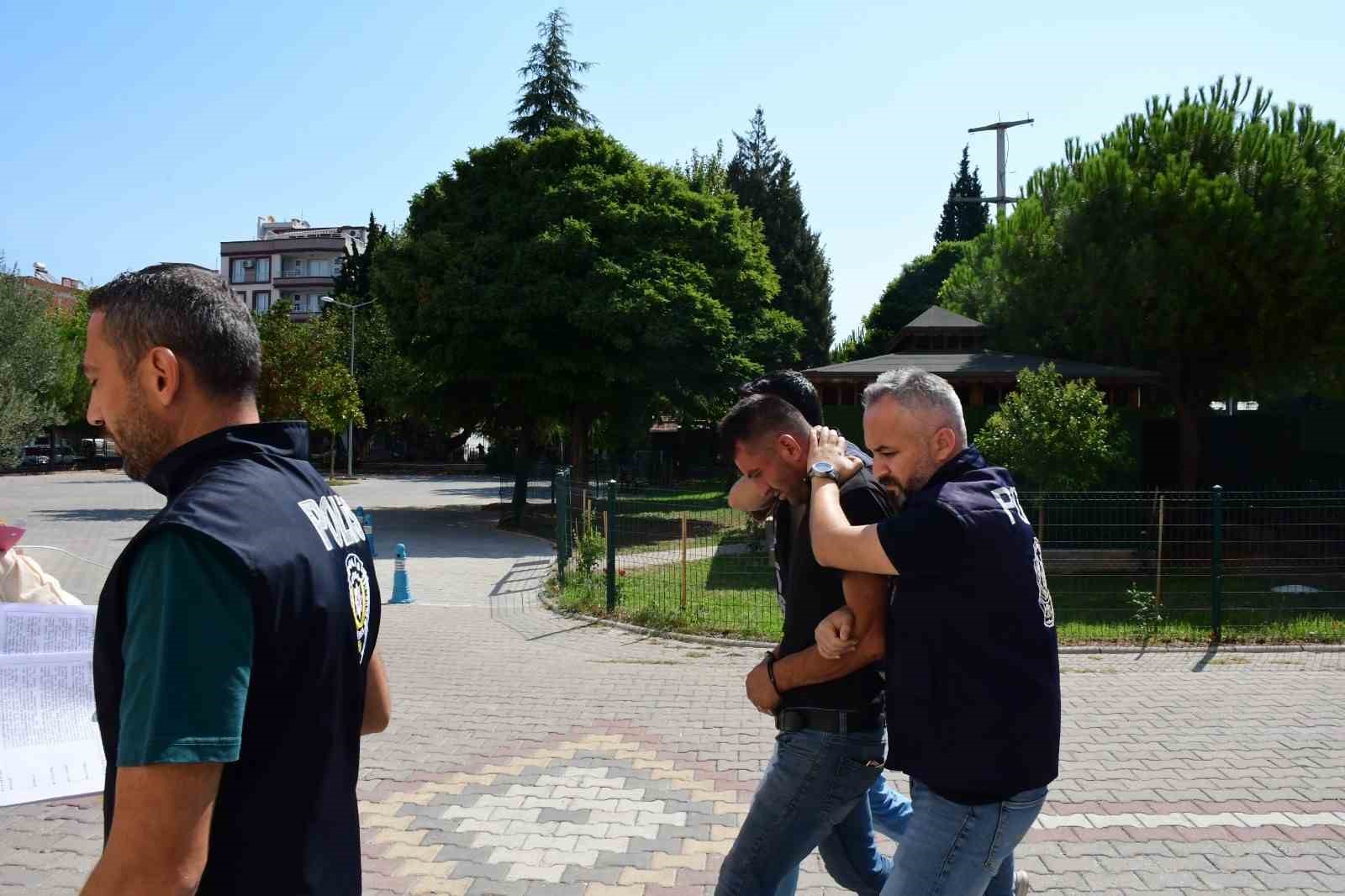 Eşini sokak ortasında &ouml;ld&uuml;resiye d&ouml;ven şahıs tutuklandı
