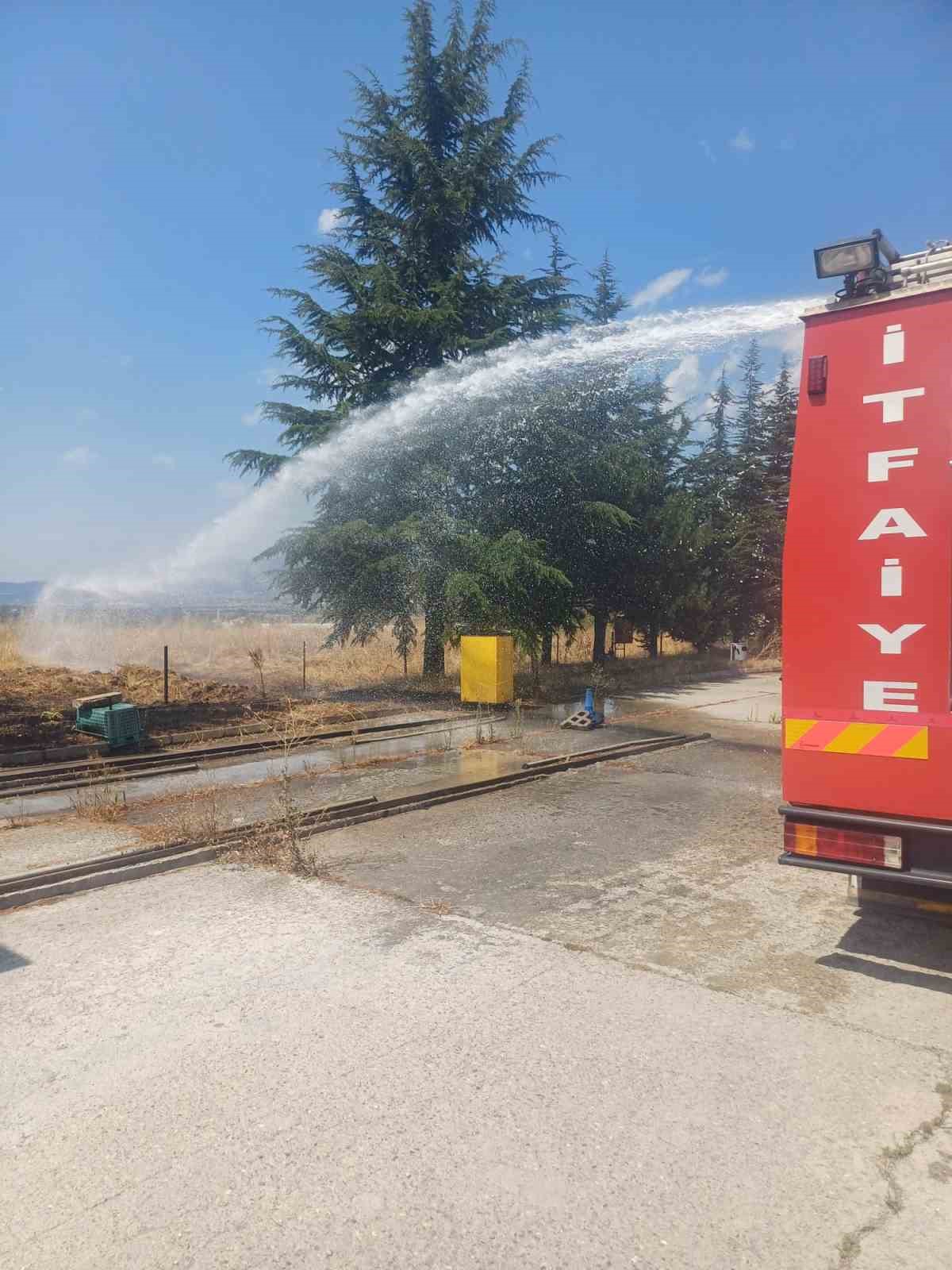 Akaryakıt istasyonunun yanında anız yangını çıktı
