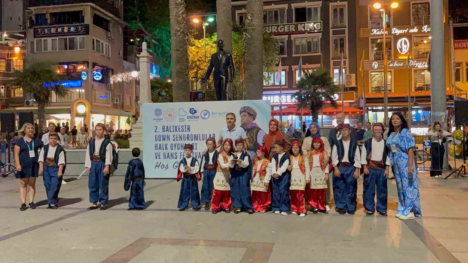 Denizli&rsquo;nin Down sendromlu &ccedil;ocukları Bandırma festivaline renk kattı
