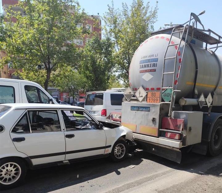 Siverek’te ışıklarda bekleyen tıra, otomobil çarptı: 2 yaralı