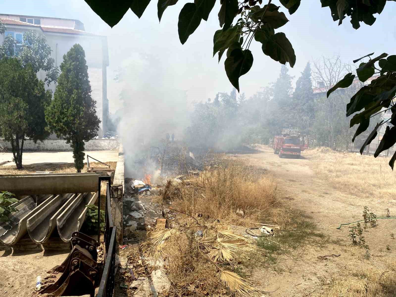 Manisa’da boş arazide çıkan yangın ucuz atlatıldı