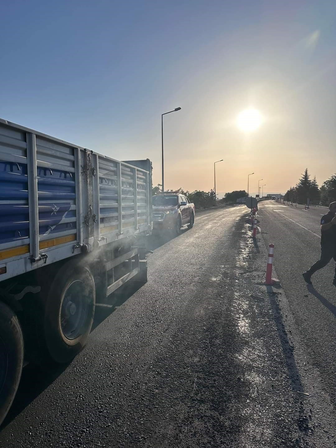 İzmir yangınından d&ouml;nerken alev alan tıra m&uuml;dahale ettiler
