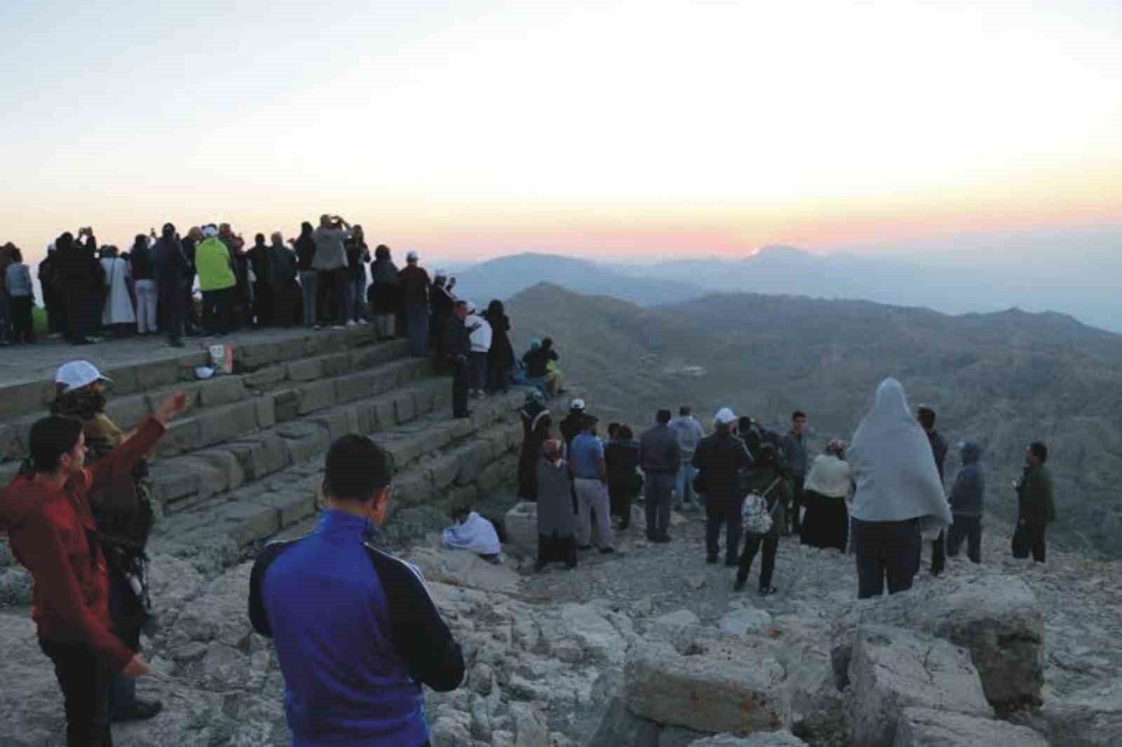 Güneşin doğuşunu meditasyon yaparak izlediler