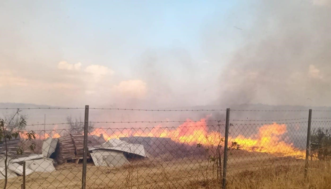 Edirne&rsquo;de orman yangını anızlık alana sı&ccedil;radı: 2 baraka zarar g&ouml;rd&uuml;
