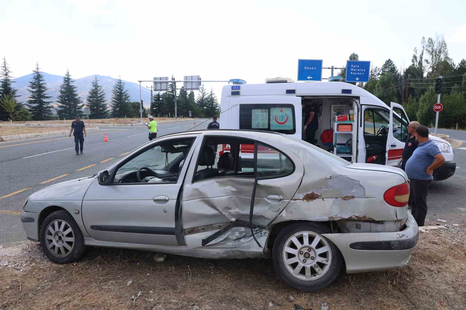 Elazığ’da otomobil ile hafif ticari araç çarpıştı: 8 yaralı