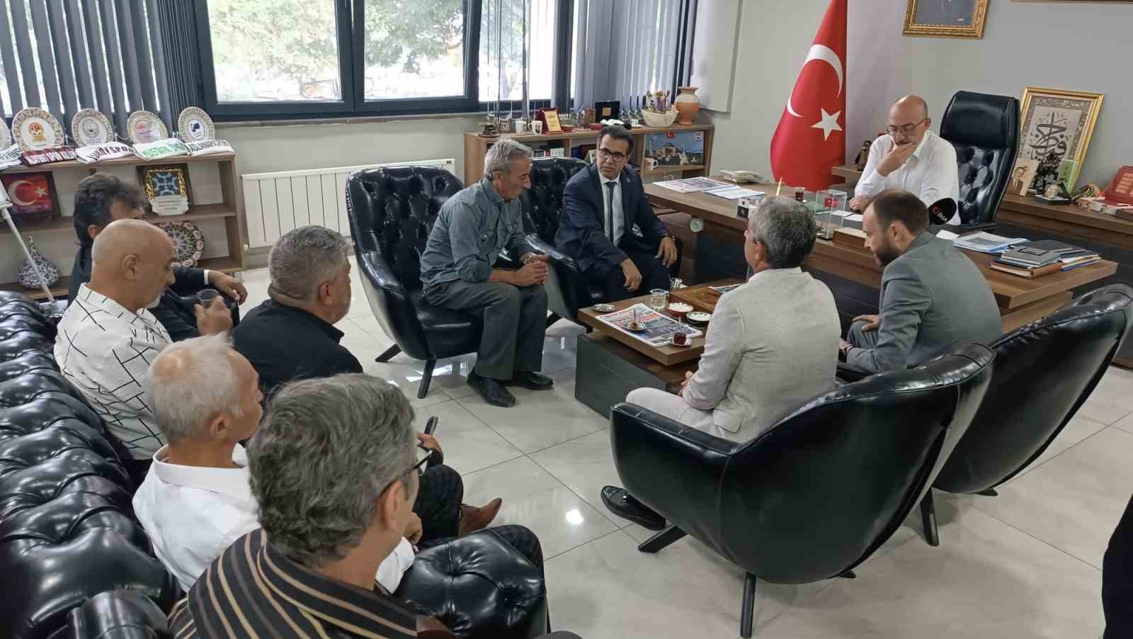 Romanlar Konfederasyonu Başkanı &Ccedil;okyaşar&rsquo;dan AK Parti K&uuml;tahya İl Başkanlığına ziyaret
