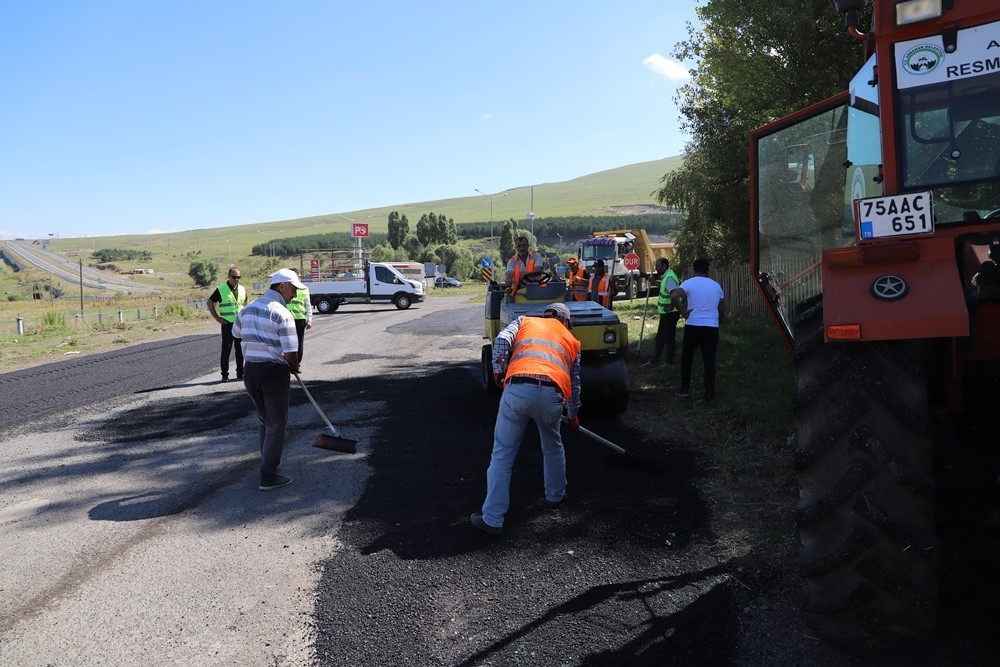 Ardahan’da yol çalışmaları son hız devam ediyor
