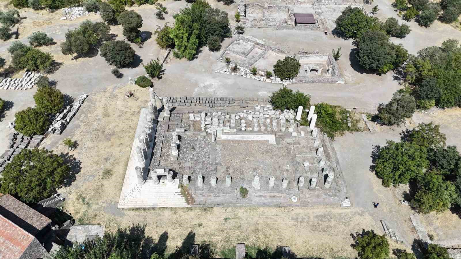 (Özel) Apollon Smintheus Tapınağı’nda 1700 yıllık mezar bulundu