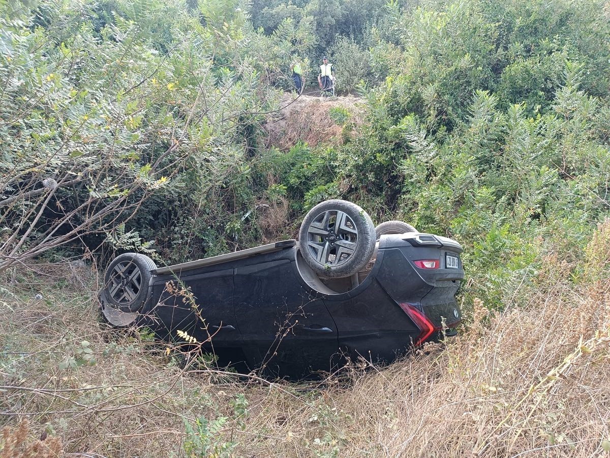 Uçurumdan uçan otomobildeki 2’si çocuk 3 kişi yaralandı