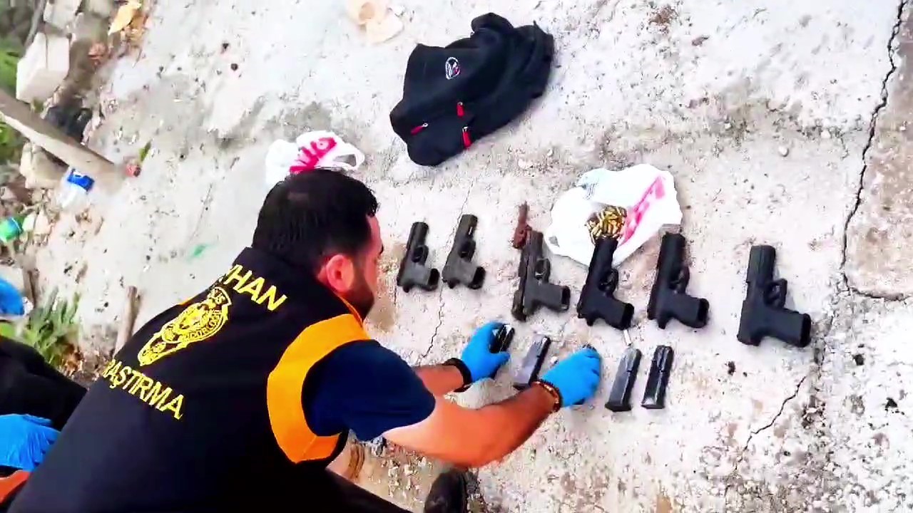 Toprağın altından cephanelik &ccedil;ıktı

