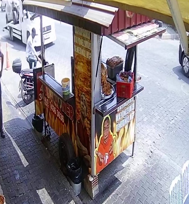 Yemek yemeye girdi, motosikleti &ccedil;alındı
