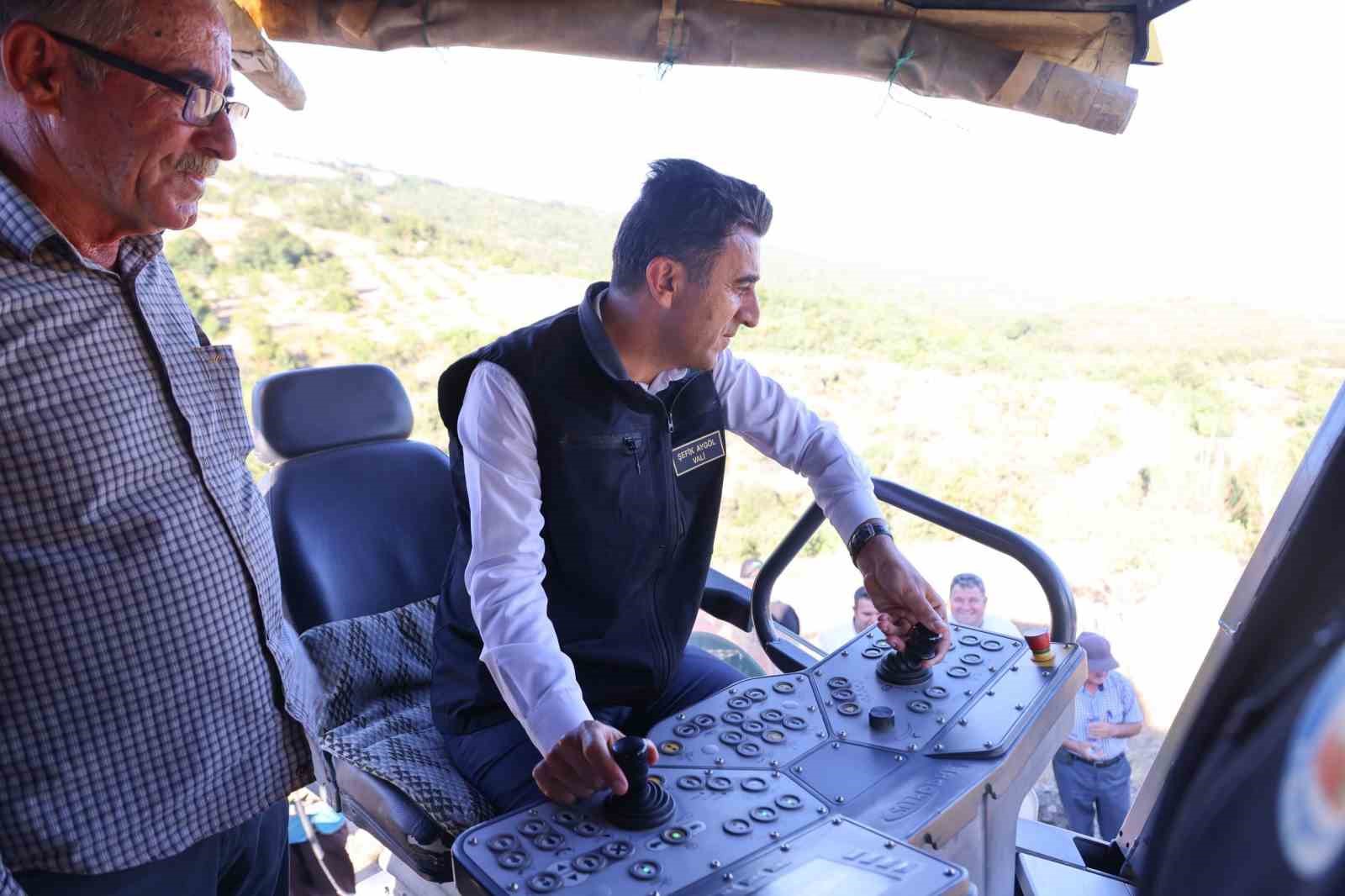 K&ouml;y yolları yeni baştan yapılmaya devam ediyor
