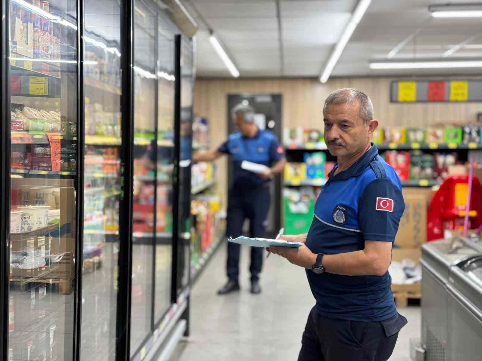 Zabıta ekiplerinden zincir marketlere denetim
