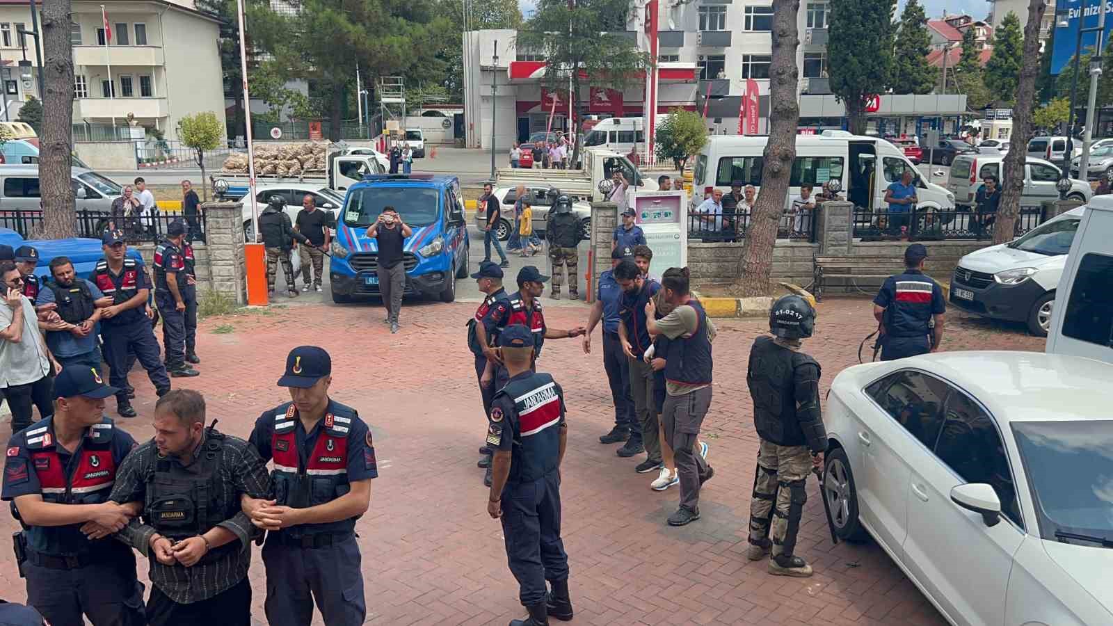 Hacovid Yaylası’nda 3 akrabasını bıçaklayarak öldürüp evlerini ateşe veren 3 kişi Araklı Adliyesi’ne getirildi
