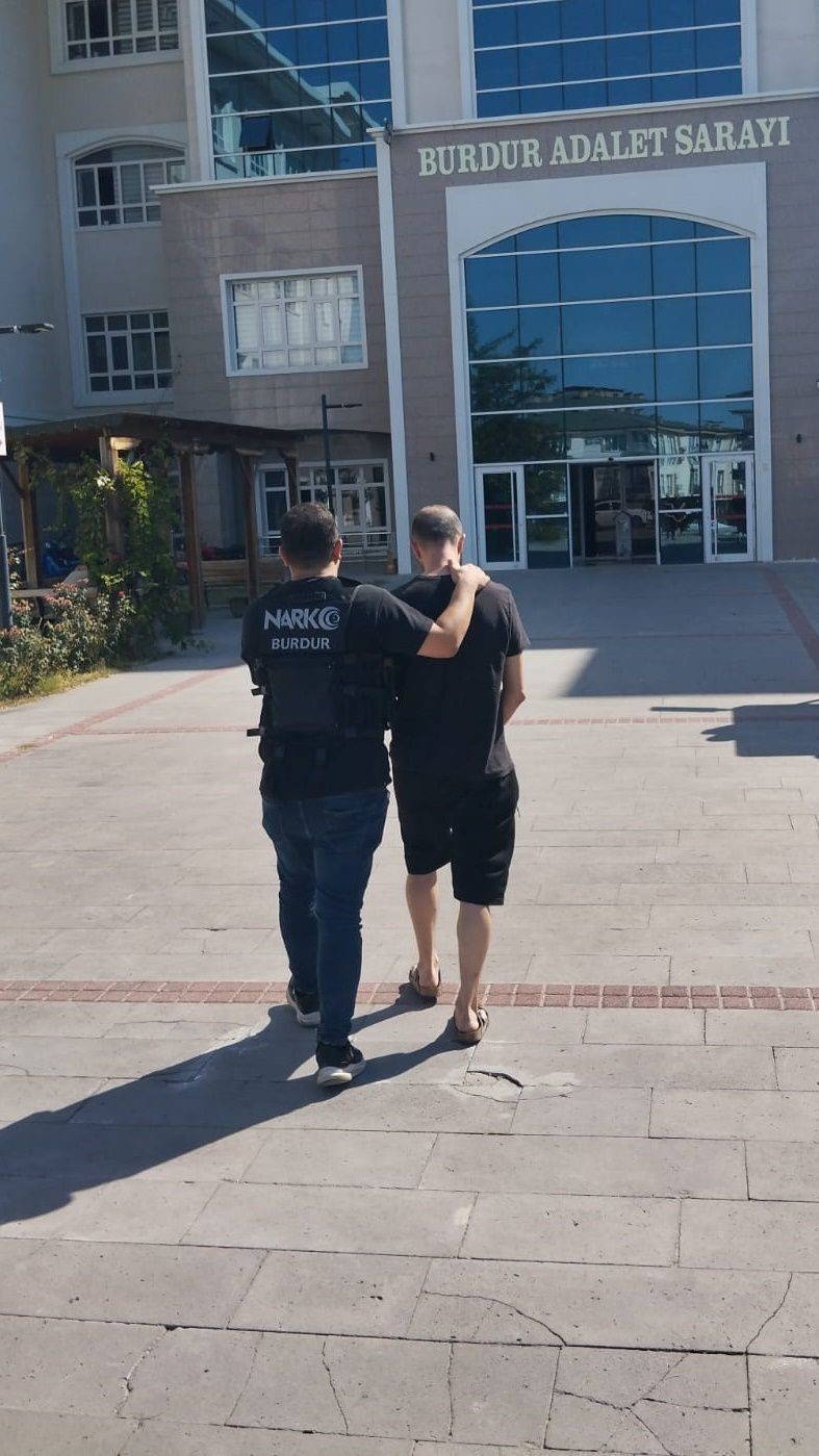 Burdur&rsquo;da durdurulan ara&ccedil;tan uyuşturucu &ccedil;ıktı
