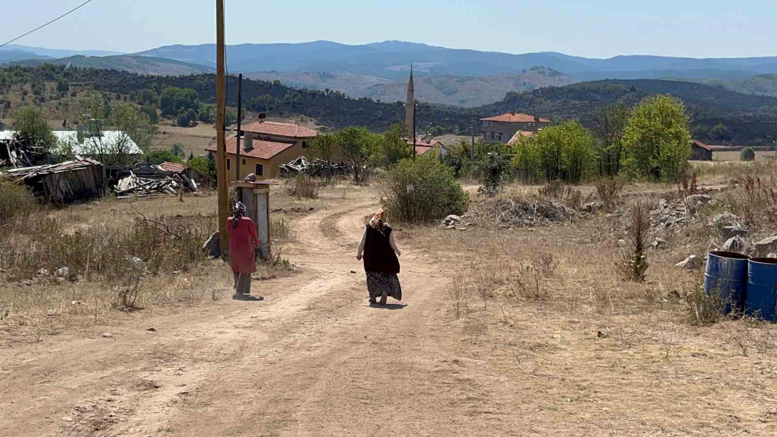 Alevlerin tekrardan göğe yükseldiği köyde vatandaşlar tedirgin: "Çok korktuk, arabada yatıyoruz"
