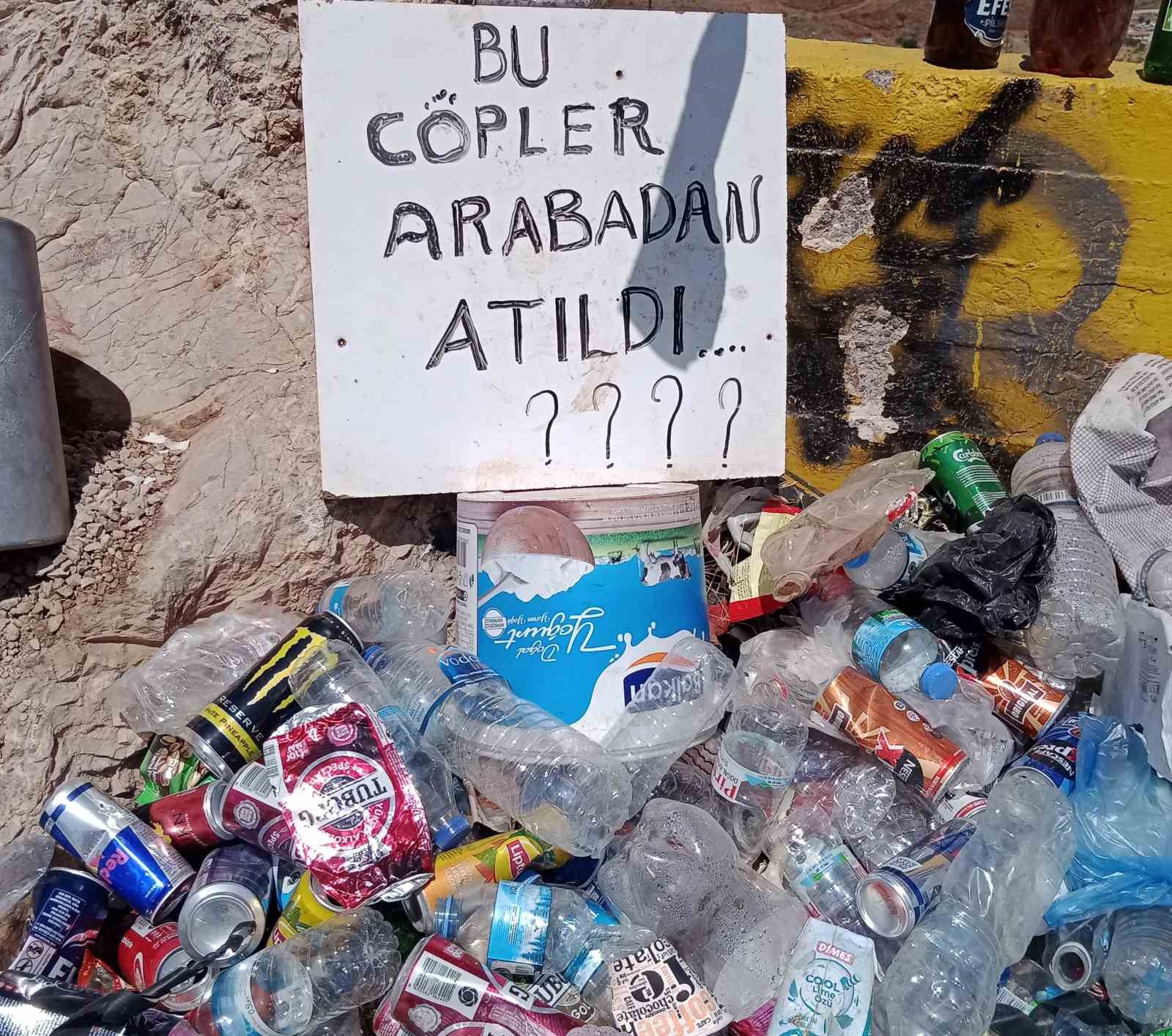 44 yıldır g&ouml;n&uuml;ll&uuml; olarak &ccedil;evreyi temizliyor
