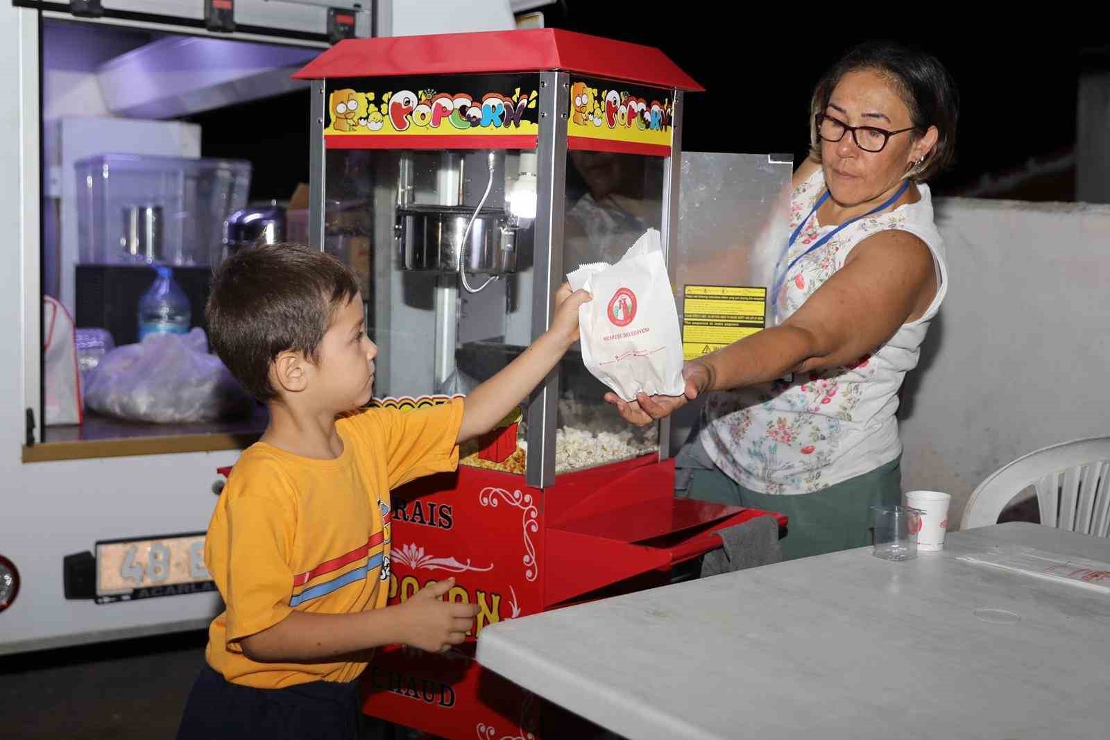 Menteşe’de açık hava sinema günleri Çamoluk Mahallesi’nde başladı
