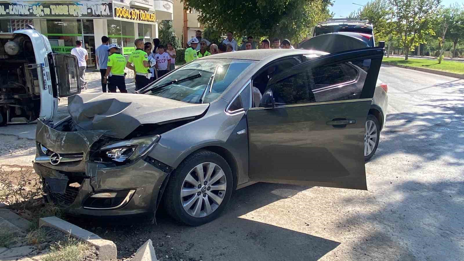 Elazığ’da otomobille çarpışan minibüs yan yattı: 2 yaralı