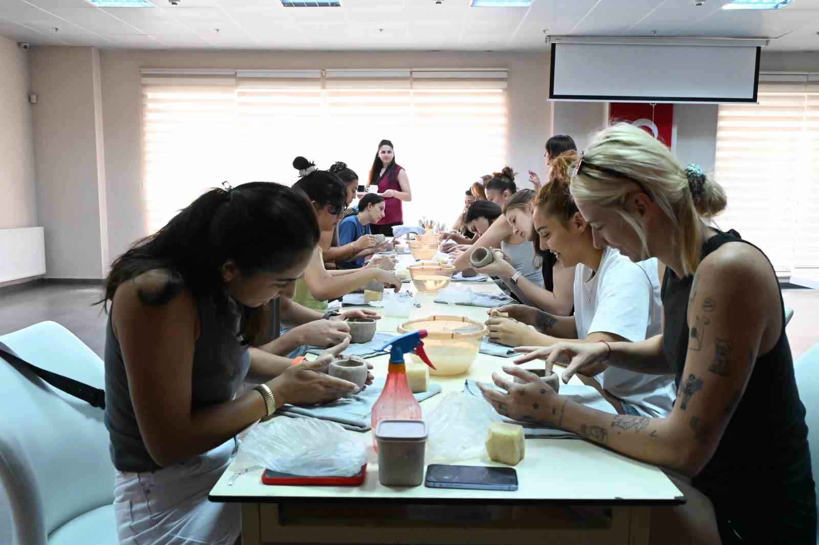Seramikle Sanat Terapisi&rsquo;ne katılan &rsquo;Bizim Kızlar&rsquo; stres attı
