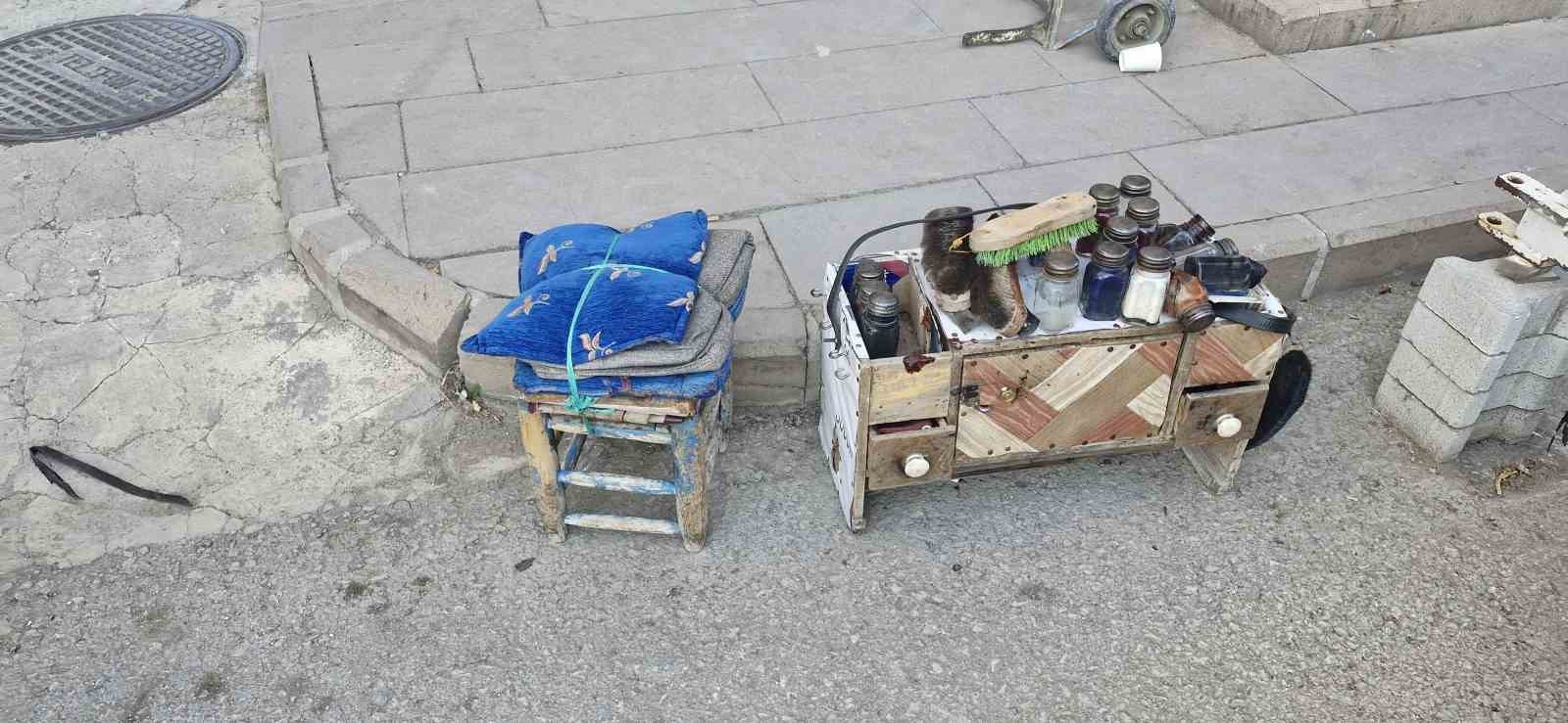 Hafif ticari aracın &ccedil;arptığı ayakkabı boyacısı yaralandı
