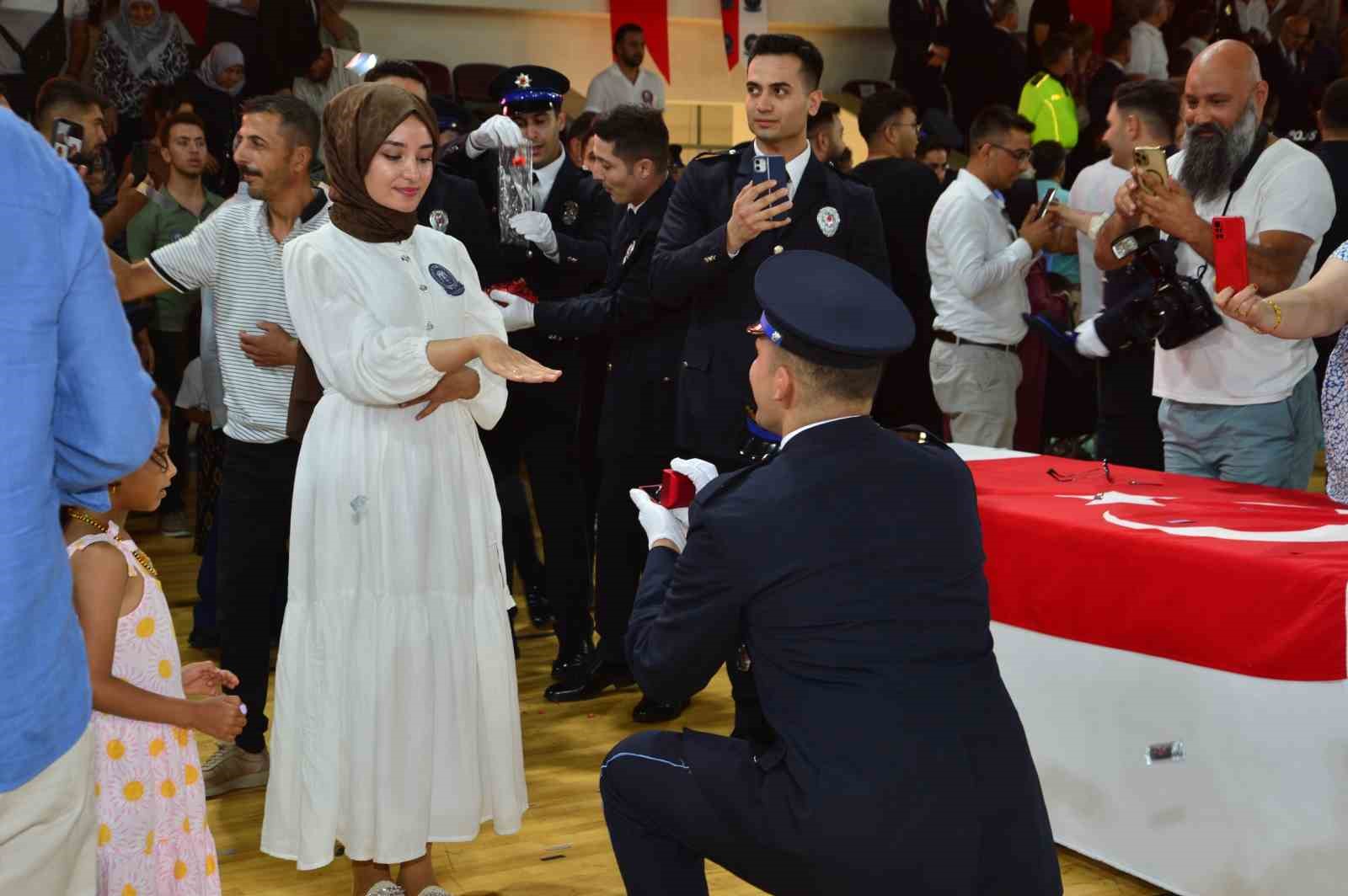 Mezun olan polis t&ouml;ren sonrası sevgilisine evlenme teklifi etti
