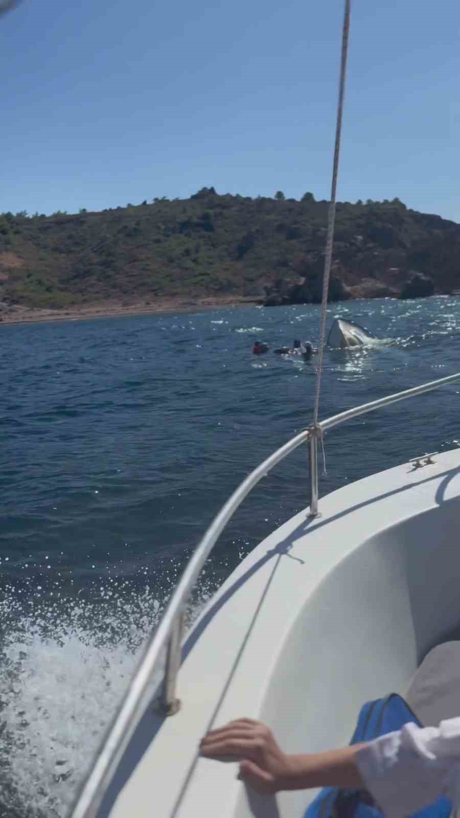 G&ouml;me&ccedil; il&ccedil;esi a&ccedil;ıklarında batan tekneden kazazedeler b&ouml;yle kurtarıldı
