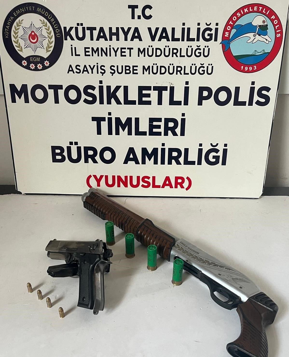 Kütahya’da bir araçta ruhsatsız tabanca ve tüfek ele geçirildi