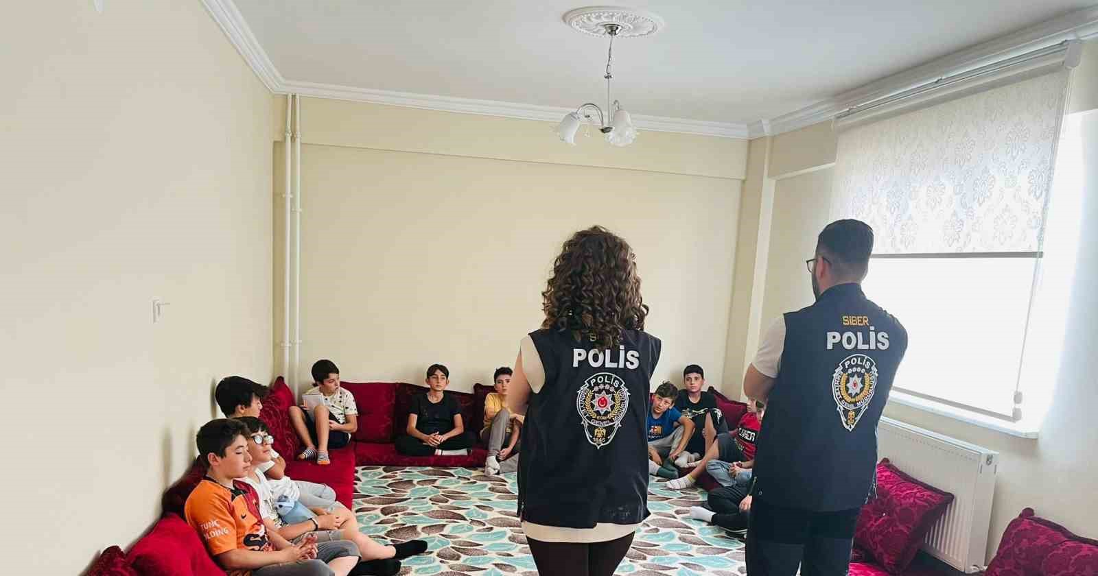 K&uuml;tahya&rsquo;da &ouml;ğrencilere siber g&uuml;venlik, teknoloji bağımlılığı eğitimi
