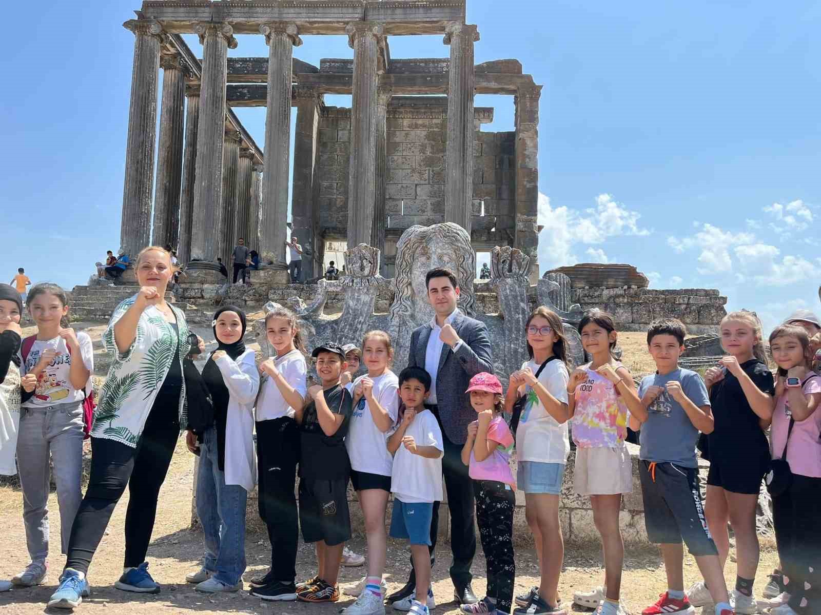 &Ccedil;avdarhisar&rsquo;da başarılı &ouml;ğrencilere Aizanoi Antik Kenti gezisi
