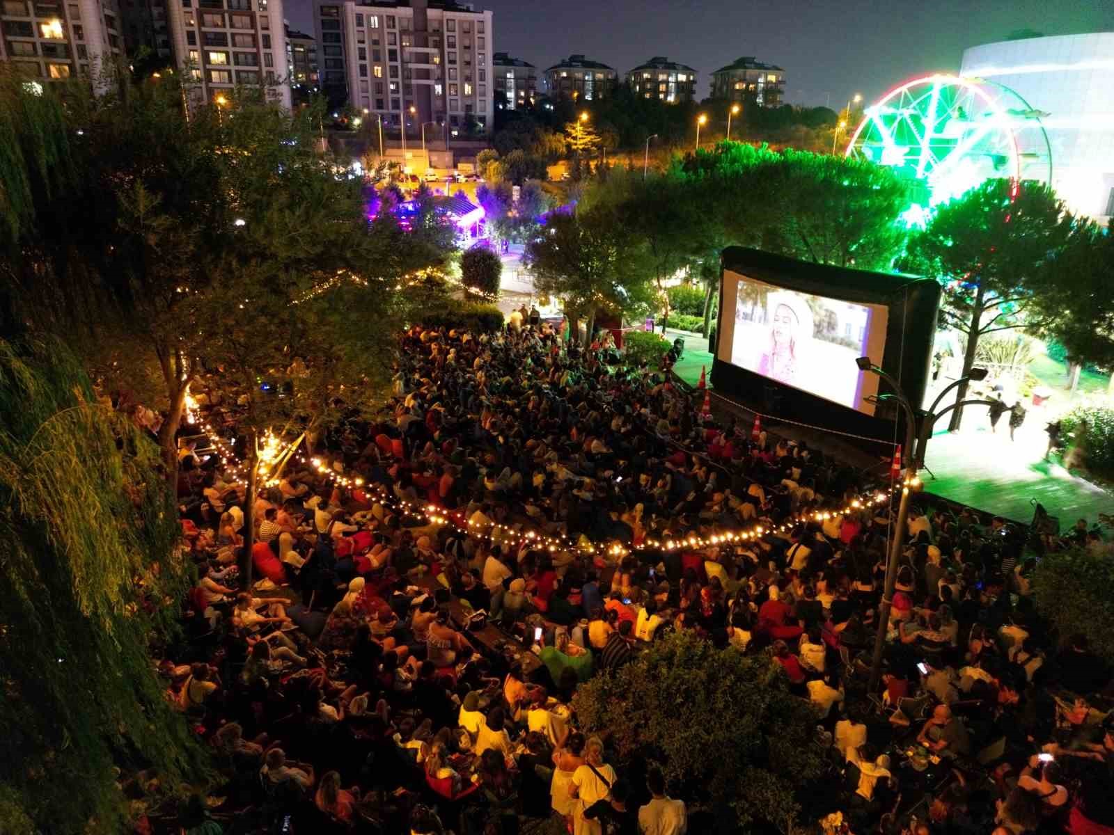 Akasya&rsquo;da yıldızlar altında film keyfi 11 Eyl&uuml;l&rsquo;e kadar devam ediyor
