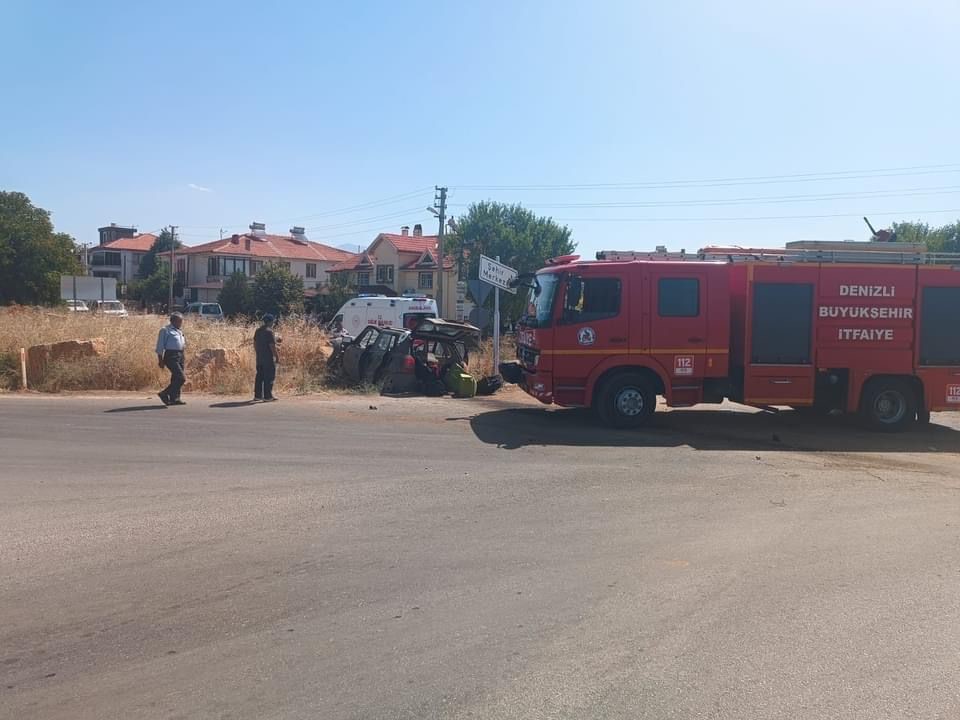 Direksiyon hakimiyetini kaybeden ara&ccedil; yoldan &ccedil;ıktı; 4 yaralı
