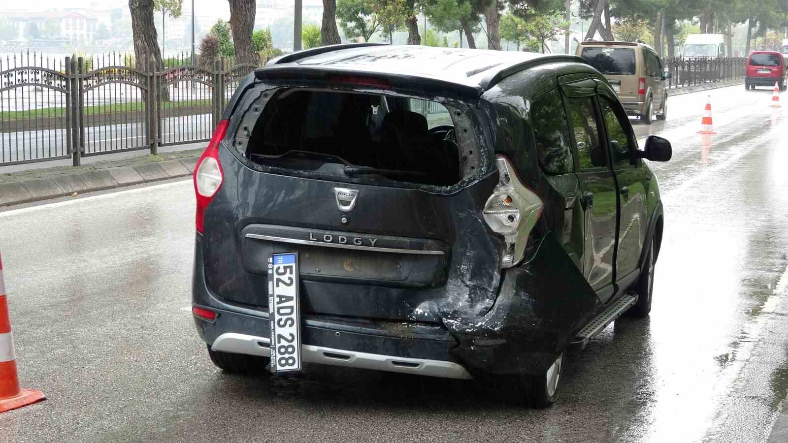 Yağmur nedeniyle kayganlaşan yolda zincirleme trafik kazası: 2 yaralı
