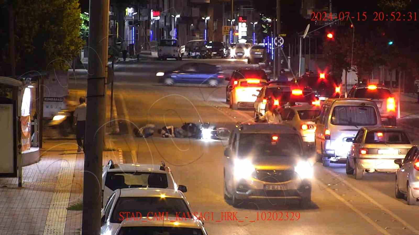 Hızlı girdikleri virajda panelvanın altında kalmaktan son anda kurtuldular
