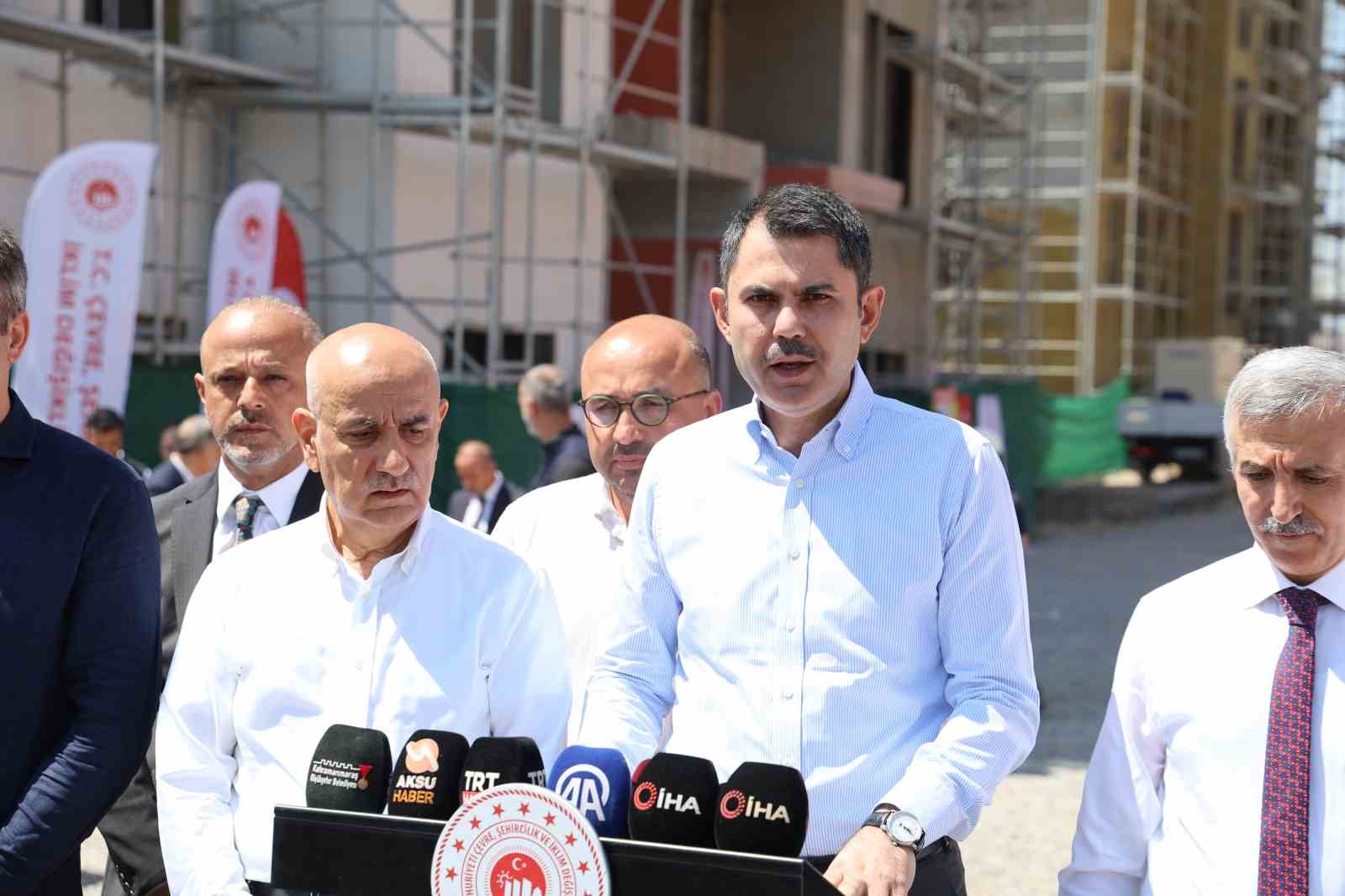 Bakan Kurum: &ldquo;2025 yılı sonu depremzedelerin tamamı evine kavuşacak&rdquo;
