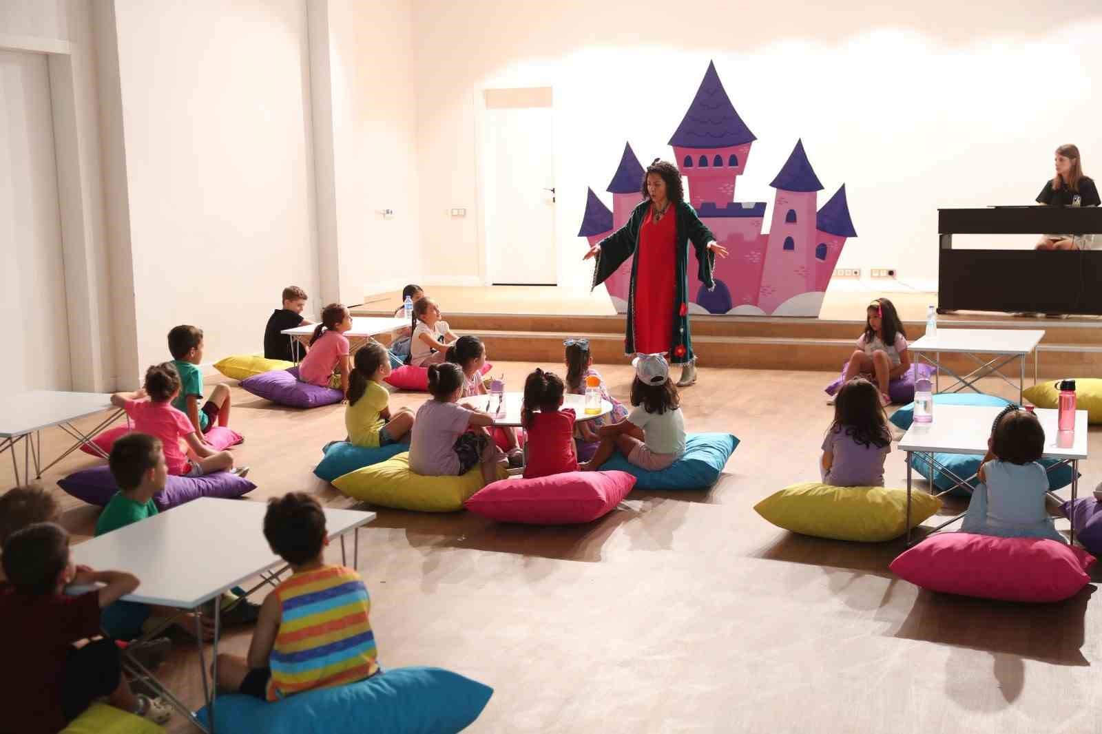 Minikler masal saatinde keyifli vakit ge&ccedil;irdi
