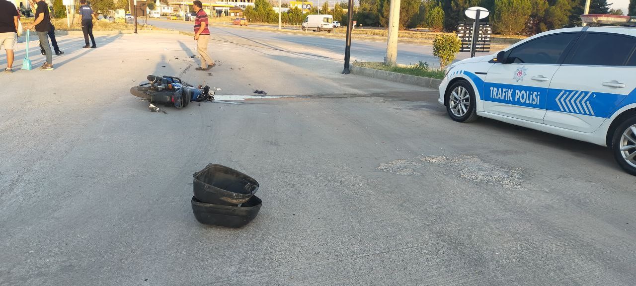 Kamyonun altında kalmaktan kurtulan motosiklet s&uuml;r&uuml;c&uuml;s&uuml; &ouml;l&uuml;mden d&ouml;nd&uuml;

