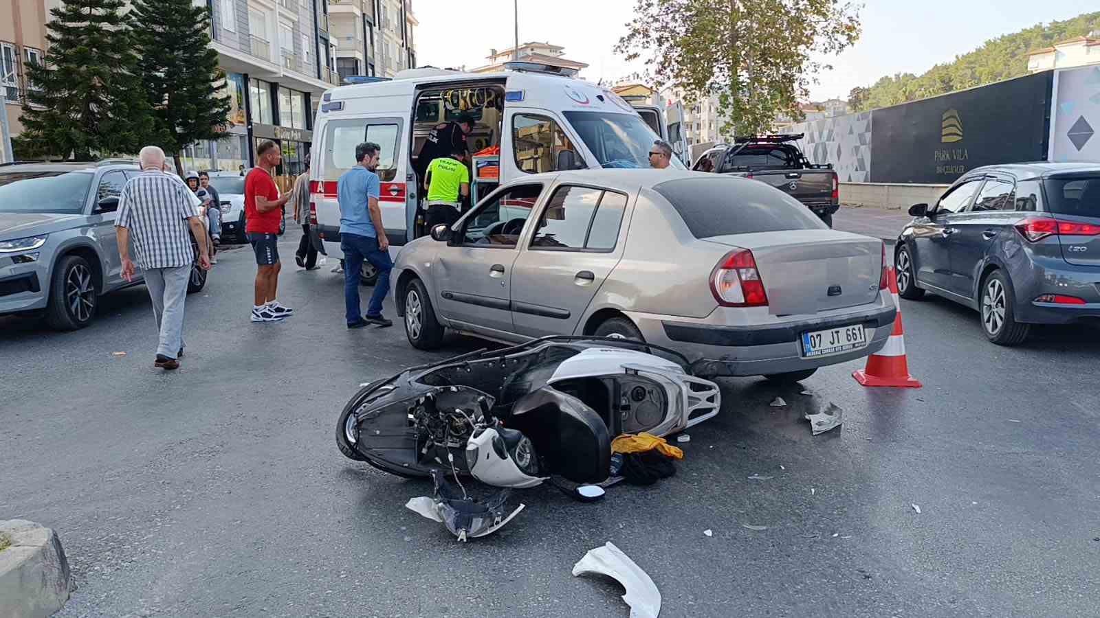 Manavgat’ta otomobil ile motosiklet çarpıştı: 2 yaralı