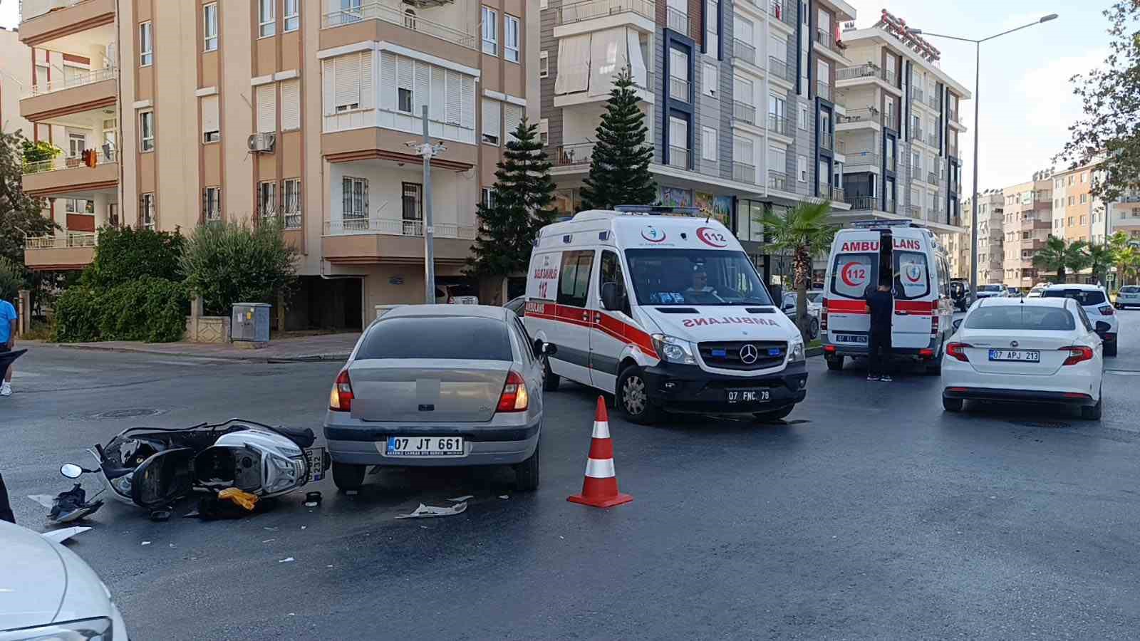 Manavgat’ta otomobil ile motosiklet çarpıştı: 2 yaralı
