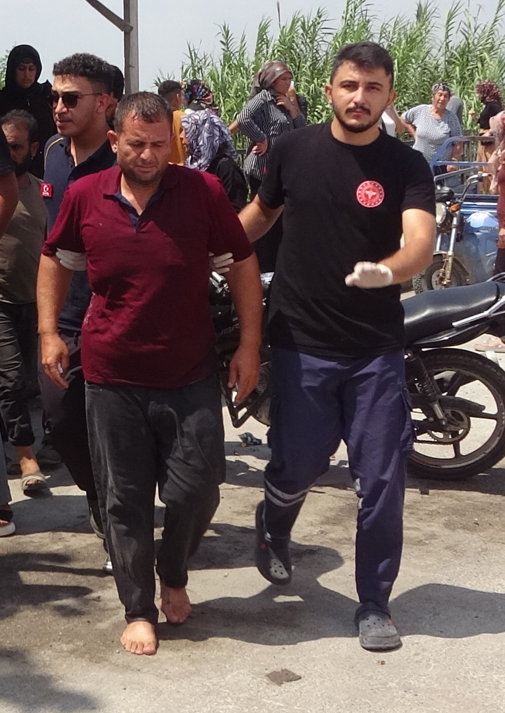 Kanala d&uuml;şen ara&ccedil;lardaki yaralıları polis kurtardı
