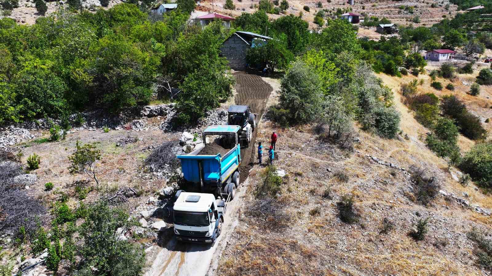 Alanya Belediyesi’nden fiziksel engelli vatandaşın evine beton yol
