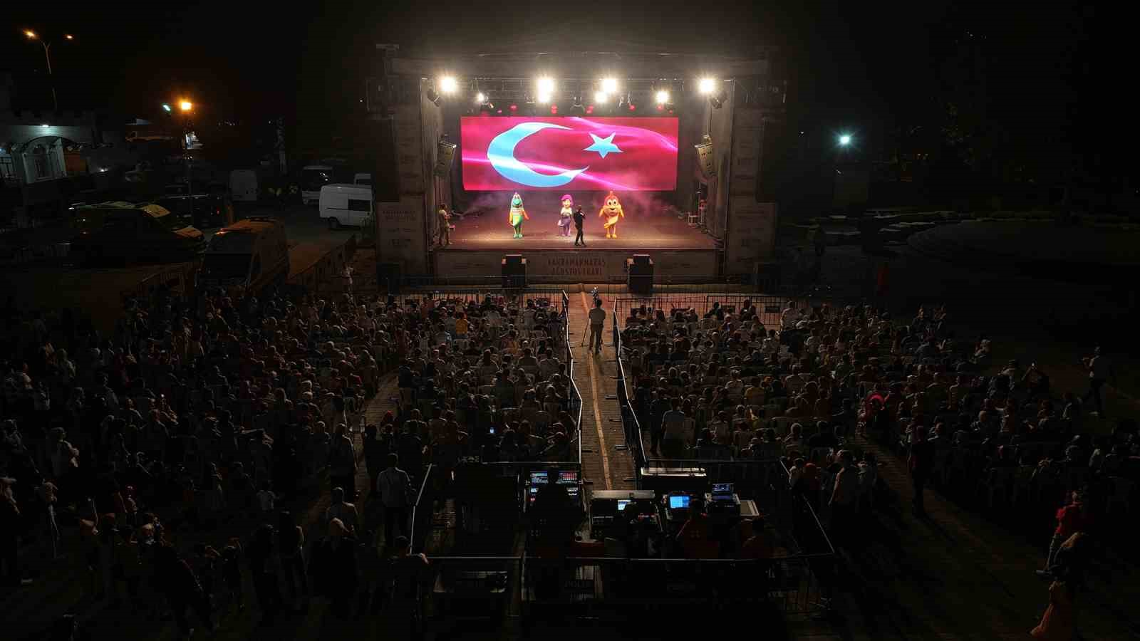 Maceracı Y&uuml;zge&ccedil;ler fuarda &ccedil;ocuklara unutulmaz bir g&ouml;steri sundu
