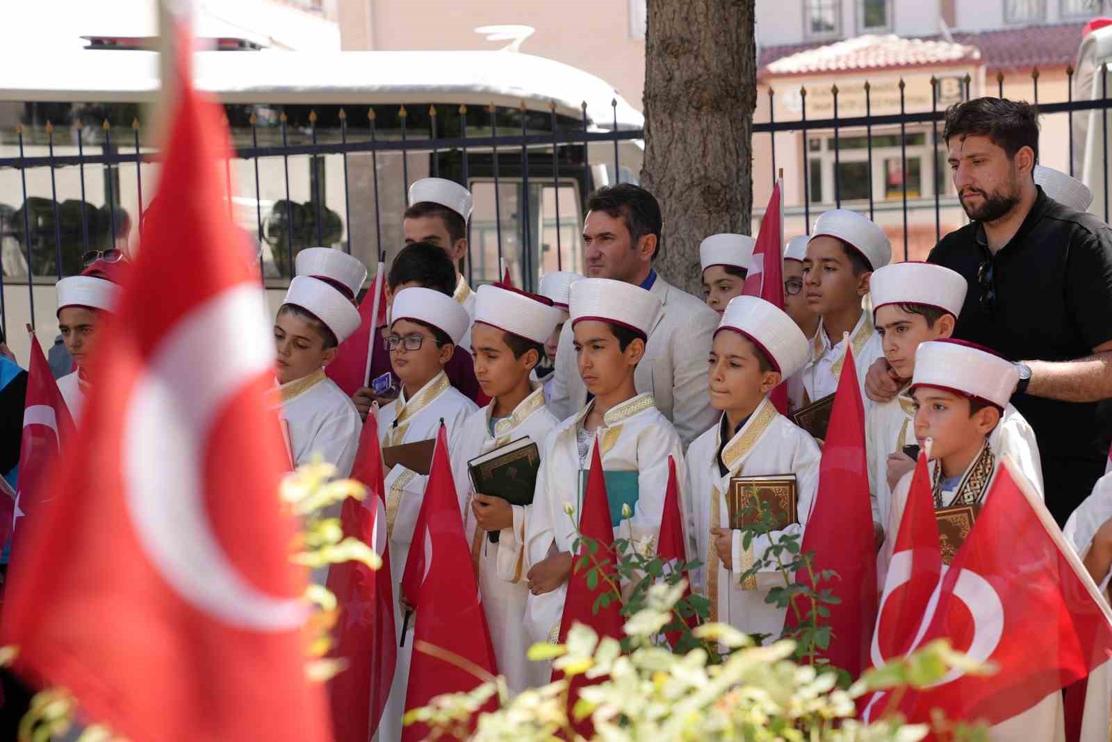 Hafız çocuklar, şehitlerin kabirleri başında Kur’an-ı Kerim okudu