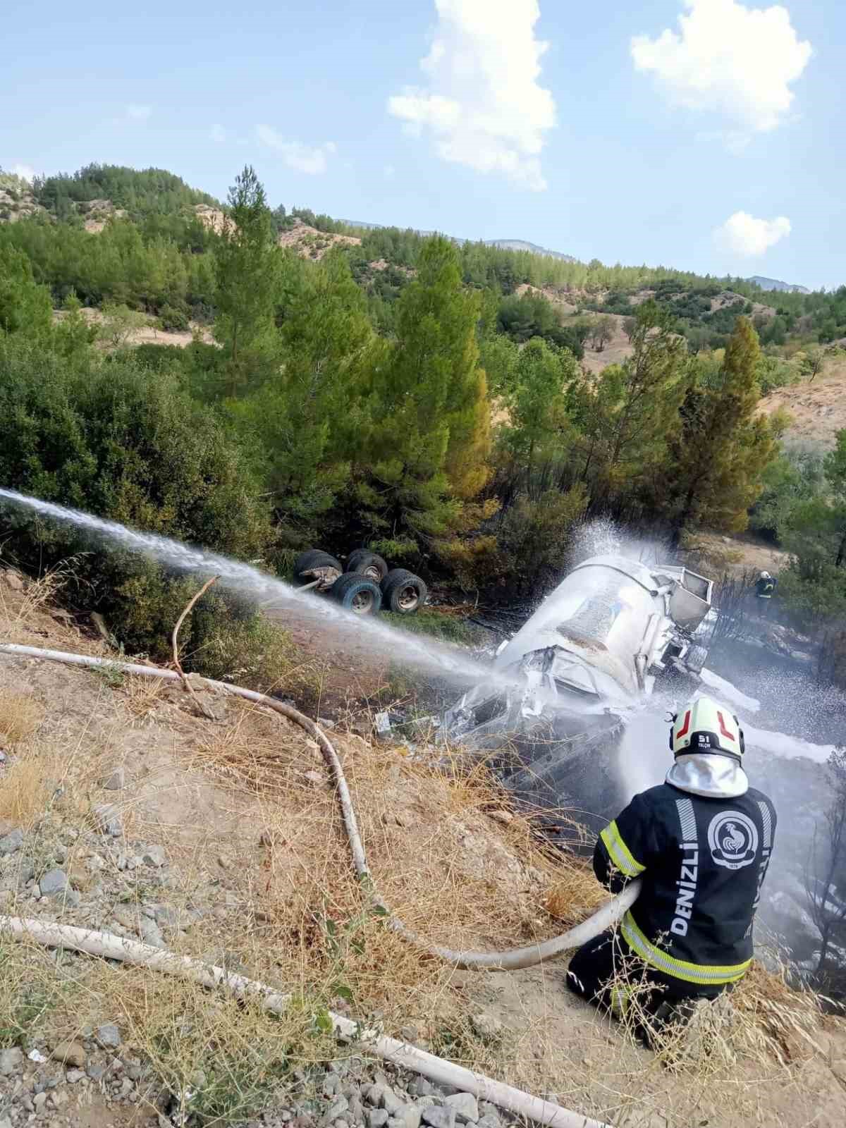 LPG y&uuml;kl&uuml; tanker şarampole devrildi
