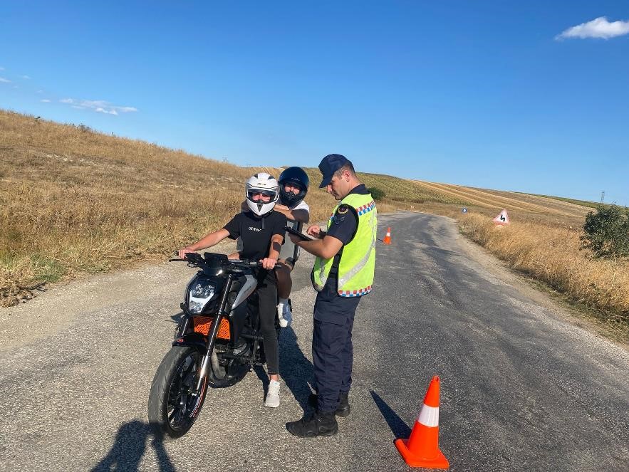 Kırklareli&rsquo;de jandarmadan trafik denetimi: 10 bin 484 ara&ccedil; kontrol edildi
