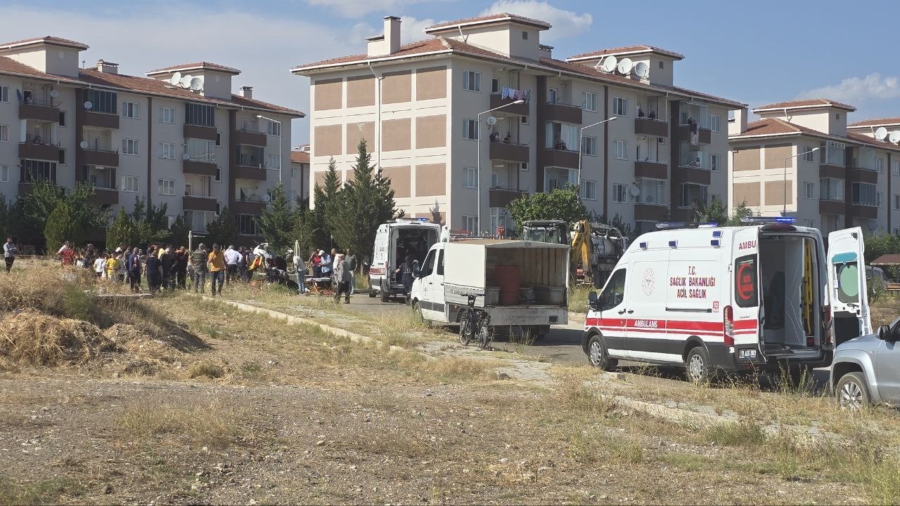 Kanalizasyon hattındaki metan gazı 2 iş&ccedil;iyi hastanelik etti
