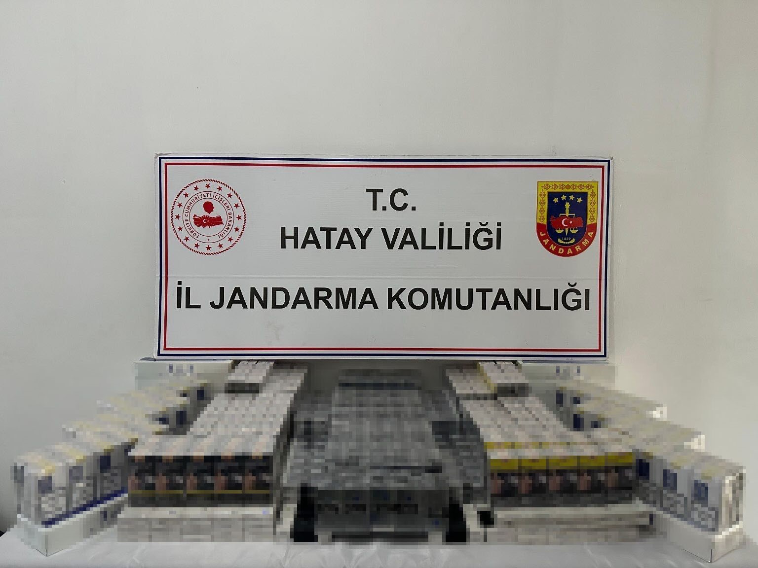 Hatay’da 4 kilo esrar ve 5 ruhsatsız tabanca ele geçirildi