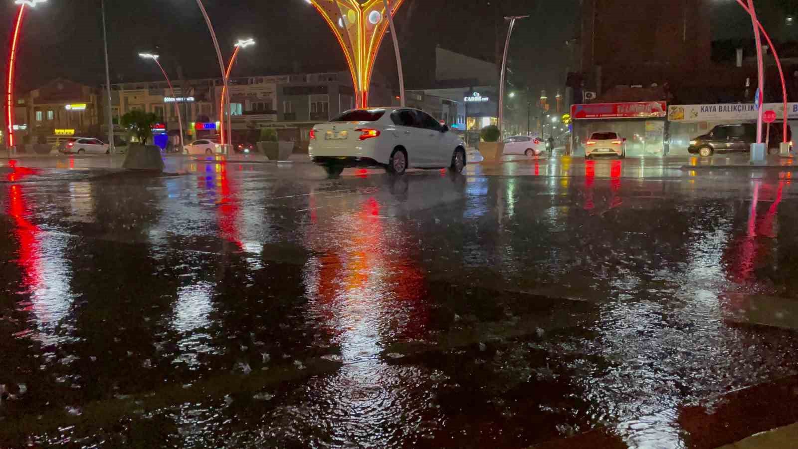 Aksaray’da sağanak yağış etkili oluyor
