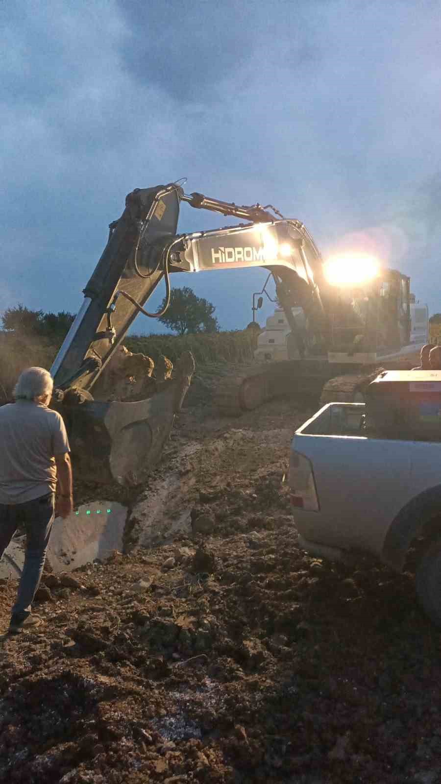 Patlayan sulama borusunda onarım çalışması
