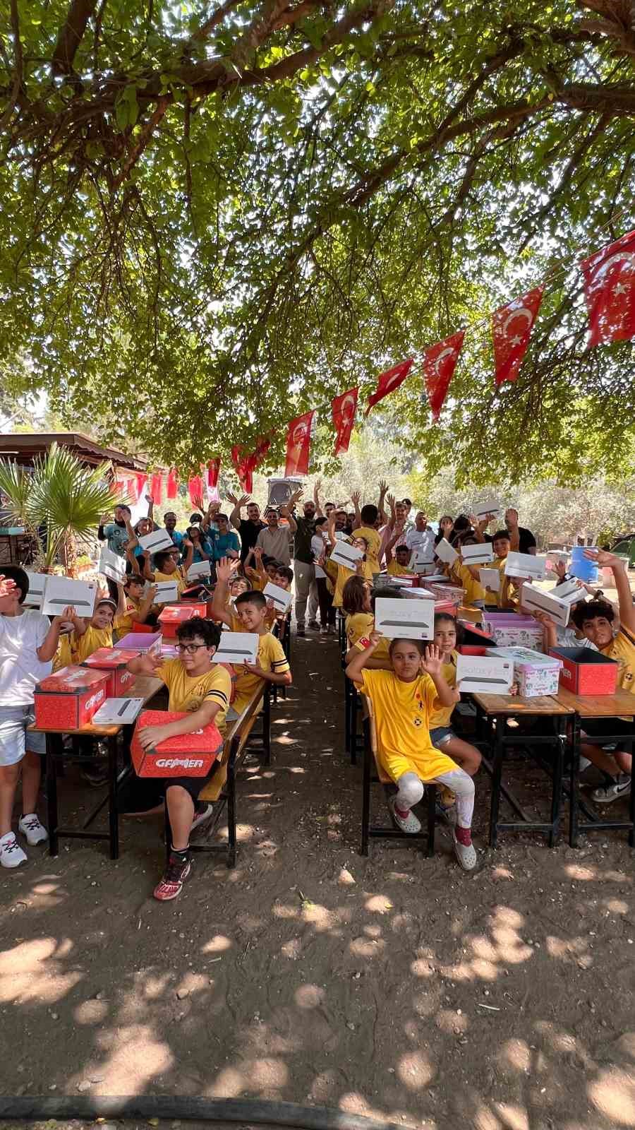 40 &ccedil;ocuğun tablet mutluluğu y&uuml;rekleri ısıttı
